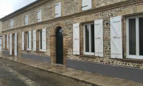 La longue façade tout en pierres