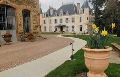 Réalisation d'un chemin extérieur en béton désactivé pour personnes à mobilité réduite (Dareizé, 69)