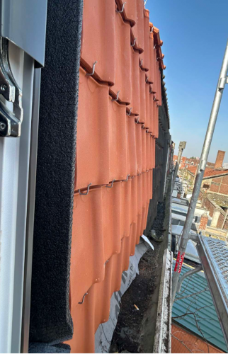 Rénovation toiture avec la pose de tuiles terre cuite et nouveau chêneau