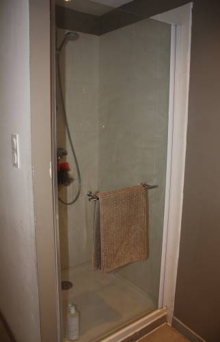 Une douche spacieuse et fonctionnelle