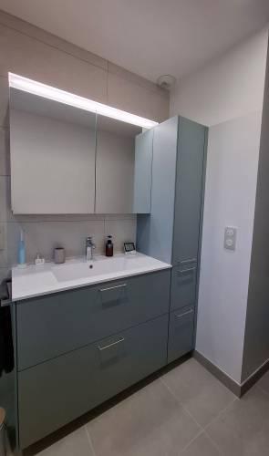 Salle de bain rénovée avec mobilier sur mesure - Meximieux 01800
