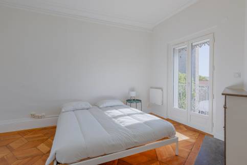 Travaux de rénovation energétique pour un appartement destiné à la location : changement des menuiseries extérieures en bois avec double vitrage haute isolation, radiateur performant à inertie et programmable