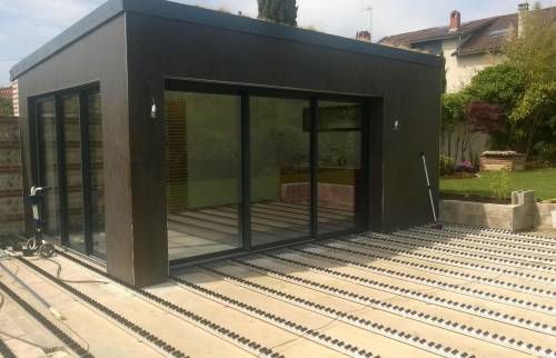 Extension en parpaign à toit plat avec pool piscine sur terrasse bois composité - Meaux - 77100 -