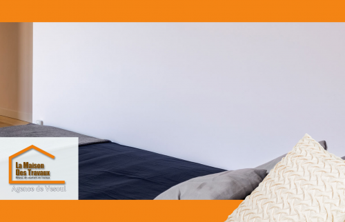 Une chambre lumineuse et épurée, idéale pour étudier et se reposer dans un cadre apaisant.