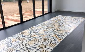 carrelage et parquet moderne dans extension vue sur jardin