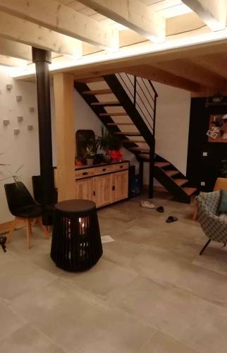 Design arrondi pour ce poêle à bois tendance