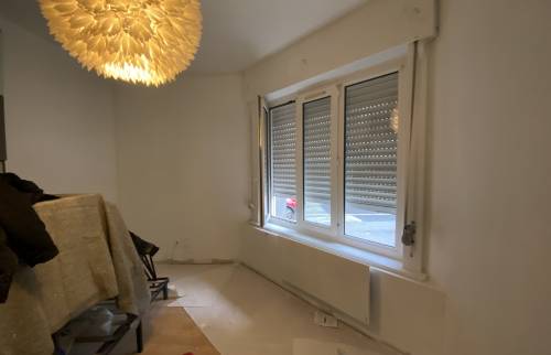 Calicots et enduits, peinture avant finition du mur façade rue du salon 