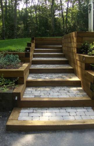 Allée de jardin en pas japonais escalier nivelé avec pierre reconstituée et cadrage bois à Meaux (77100)