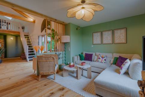 Rénovation d'une grande villa avec transformation de l'espace de vie, Les Chères (69380) : coin salon avec claustra et vue sur le séjour