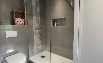 WC suspendus et douche à l'italienne