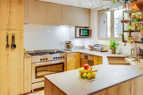 Chazay d'Azergues (69380) : Cuisine rénovée dans un esprit maison de famille dans une maison de village de l'Azergues