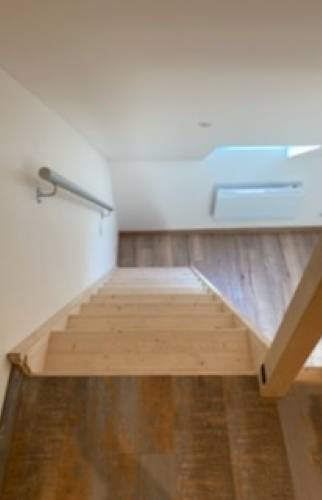 Vue escalier bois pin massif depuis le haut de la mezzanine après pose rampe d'accès au mur - Cergy - 95000 - 