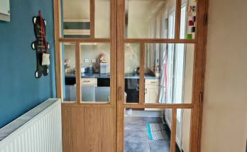 Verrière en bois séparative réalisée sur mesure avec design graphique, maison de ville à Ecully (69130)