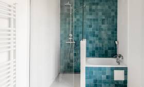 Transformation moderne de la salle de bain à Meudon