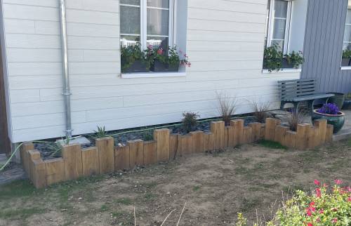 Jardinières en bois le long de la façade de la maison (Colleville-Montgomery 14880)