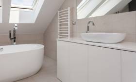 Aménagement de salle de bain sous pente