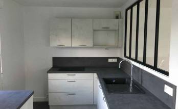 cuisine blanche avec un plan de travail gris anthracite 