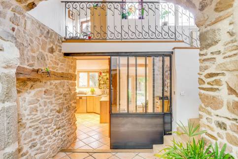 Réalisation d’une porte intérieure coulissante en métal sur mesure dans un esprit verrière d’atelier, maison de l’ouest lyonnais