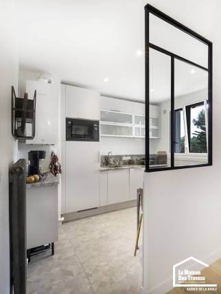 Cuisine semi-ouverte avec verrière
