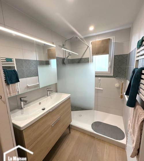 Grande douche à receveur plat