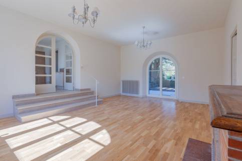 Rénovation et isolation d'une maison de famille située dans l'ouest de Lyon (69450) : grand séjour entièrement rénové donnant sur la terrasse