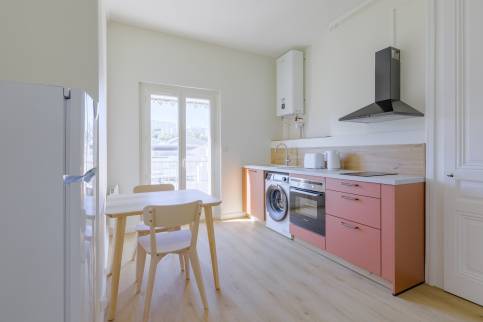 Travaux de rénovation energétique pour un appartement destiné à la location : cuisine avec ballon d'eau chaude compact mural 