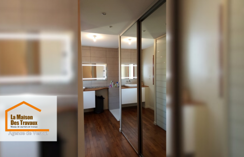 Miroirs lumineux et placards coulissants pour une optimisation de l’espace. Projet réalisé avec La Maison Des Travaux Vesoul.