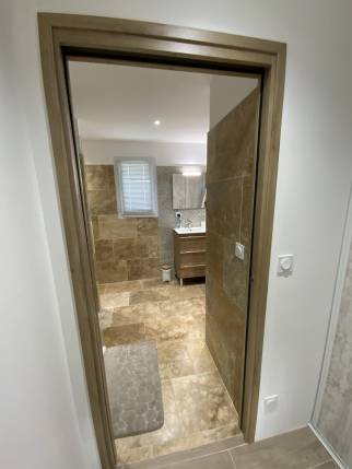 Salle de bain dans un agrandissement de maison