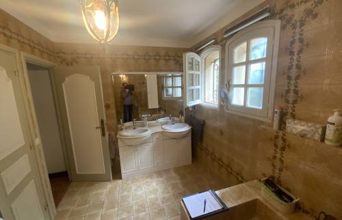 vieille salle de bains à rénover