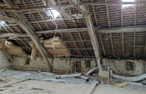 Maison ancienne : combles à aménager et toiture à isoler