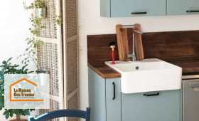 Rénovation de cuisine à Agen : Cuisine moderne avec façades bleu pastel, plan de travail en bois et évier farmhouse. Un projet signé La Maison Des Travaux Agen.