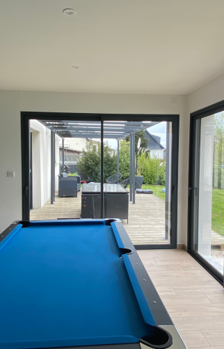 Intérieur avec baies vitrées