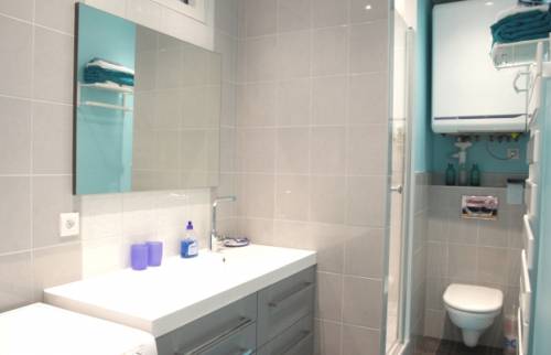 Peinture décorative et rénovation d'une salle de bains à Granville (50400)