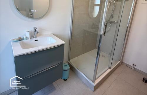 Salle de bains rénovée avec meuble vasque suspendu et finitions modernes dans le cadre d'une rénovation d'appartement près d'Aix-en-Provence.