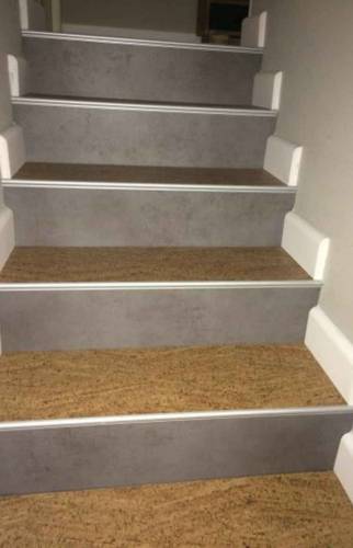 Le même revêtement de sol posé dans les escaliers
