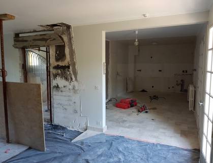 Protection du chantier, démolition de la cheminée, dépose de l'ancienne cuisine, démolition des cloisons