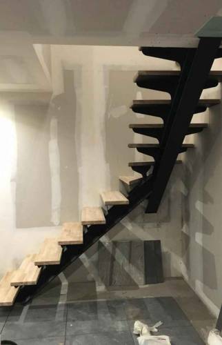 Escalier limon central bois et acier