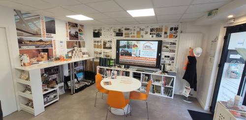 Espace de travail intérieur de l'agence La Maison Des Travaux de Brie-Comte-Robert 77170