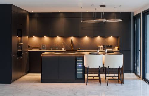 Pose d'une cuisine dans une maison neuve