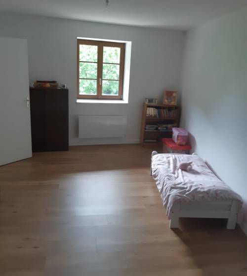 Aménagement d'une chambre dans une maison en pierres ancienne - Poncin 01