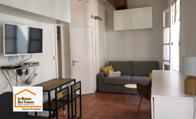 Rénovation énergétique d’un studio dans le centre historique d’Aix-en-Provence avec optimisation des volumes, amélioration du confort thermique et modernisation de la pièce de vie par La Maison Des Travaux Aix-en-Provence.