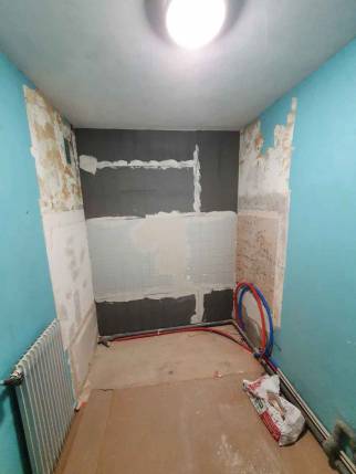 Travaux en Cours de Rénovation de Salle de Bain : Optimisation de l'Espace