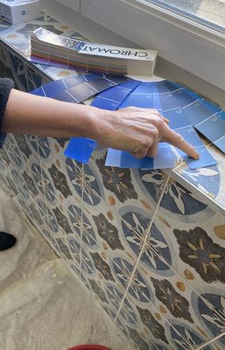 Choix des coloris pour harmoniser peinture et faïence murale 