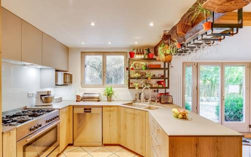 Chazay d'Azergues (69380) : Cuisine rénovée dans un esprit maison de famille dans une maison de village de l'Azergues
