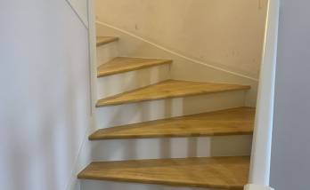 Escalier rénové avec finition professionnelle par La Maison Des Travaux Bruz