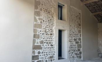 Façade en pierre apparente rénovée - Alixan 26300