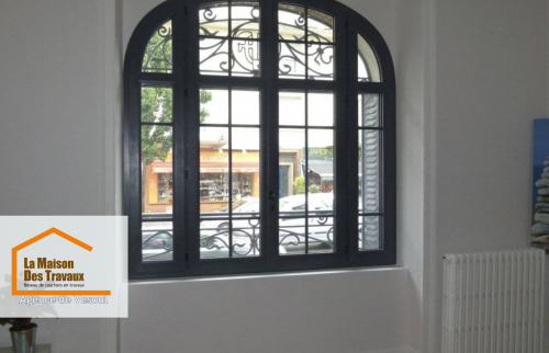 Rénovation intérieure à Saint-Loup-sur-Semouse : Remplacement de fenêtres en acier noir pour un style moderne et élégant. Isolation et luminosité optimisées.