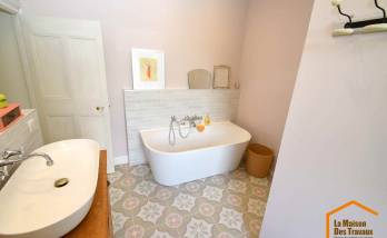 pose d'une baignoire dans une salle de bains