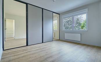 Une belle chambre rénovée dans des tons clairs