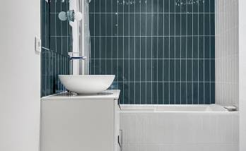 Carreaux muraux bleus brillants dans une salle de bain moderne à Paris 16